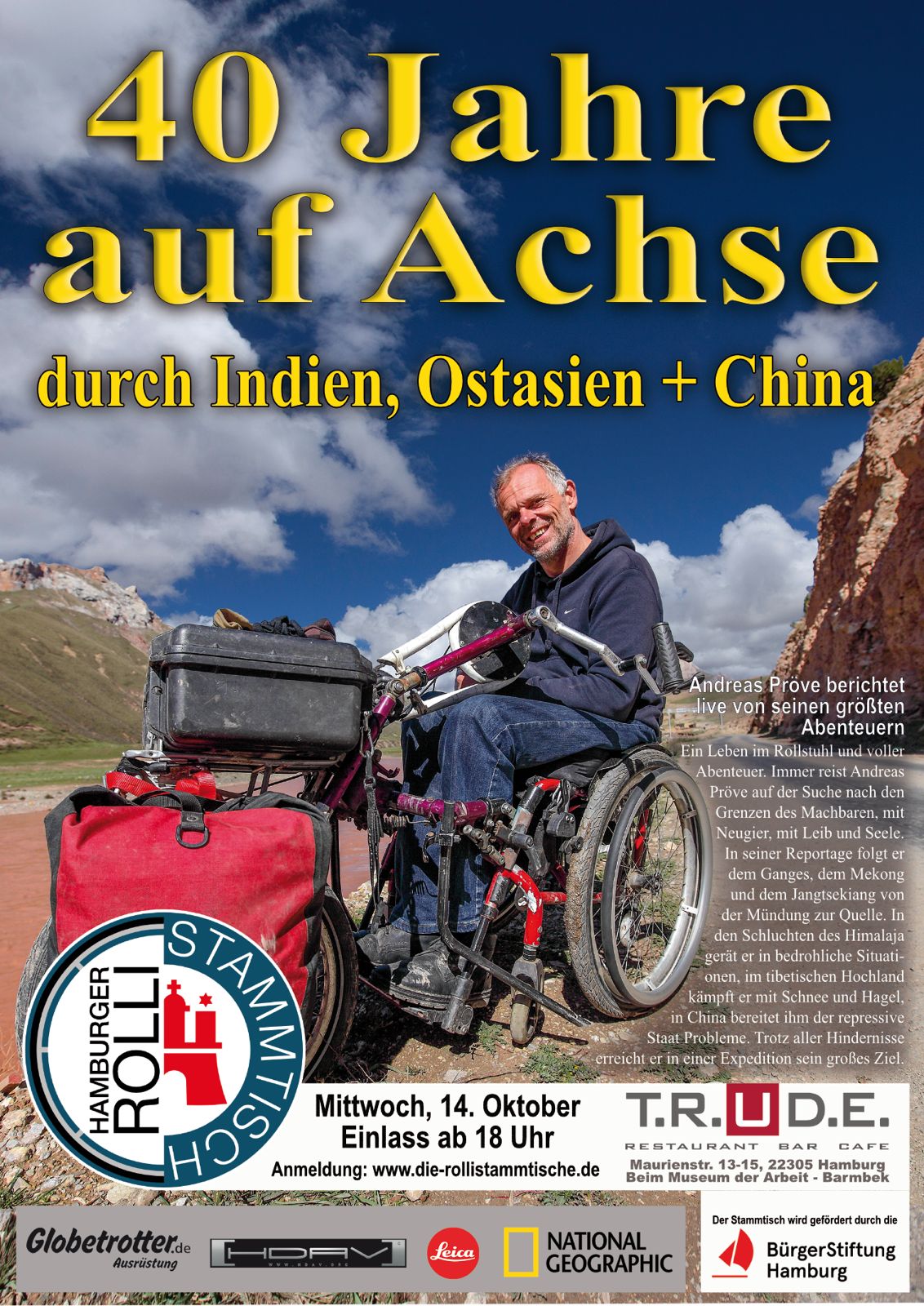 Das Plakat für die Veranstaltung "40 Jahre auf Achse durch Indien, Ostasien + China". Andreas Pröve steht mit viel Gepäck an seinem Rollstuhl vor Bergen auf einer Straße.